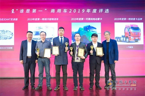 神秘大獎獲獎企業(yè)代表與頒獎嘉賓合影