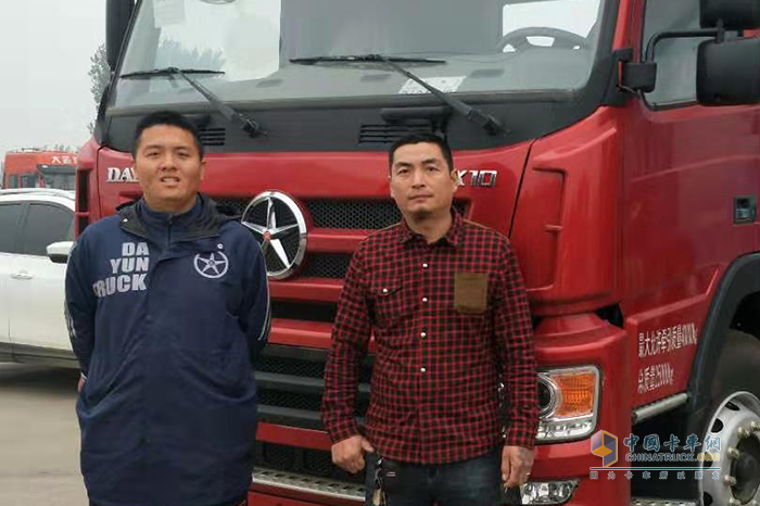 交車現(xiàn)場(chǎng)，用戶為大運(yùn)重卡點(diǎn)贊