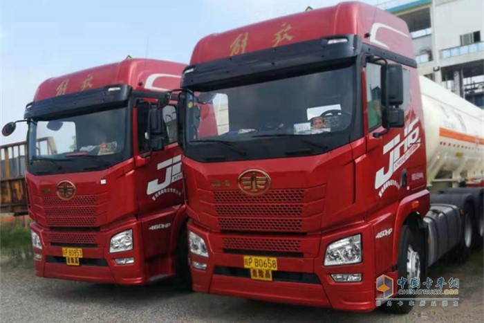 搭載了解放動(dòng)力奧威 460馬力發(fā)動(dòng)機(jī)的一汽解放青汽JH6牽引車