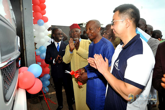 東風商用車在尼日利亞首批CKD(全散裝件)組裝的重卡東風天龍VL、中卡東風天錦VR正式下線現(xiàn)場