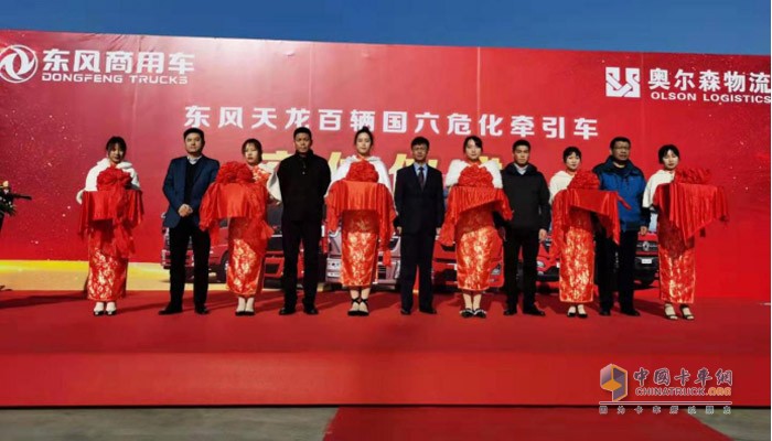 百臺東風(fēng)康明斯版東風(fēng)?；癄恳嚱桓冬F(xiàn)場