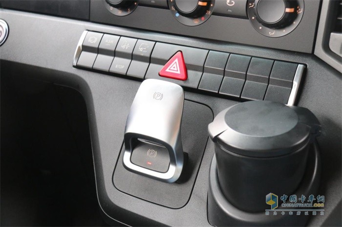 奔馳標配電子手剎