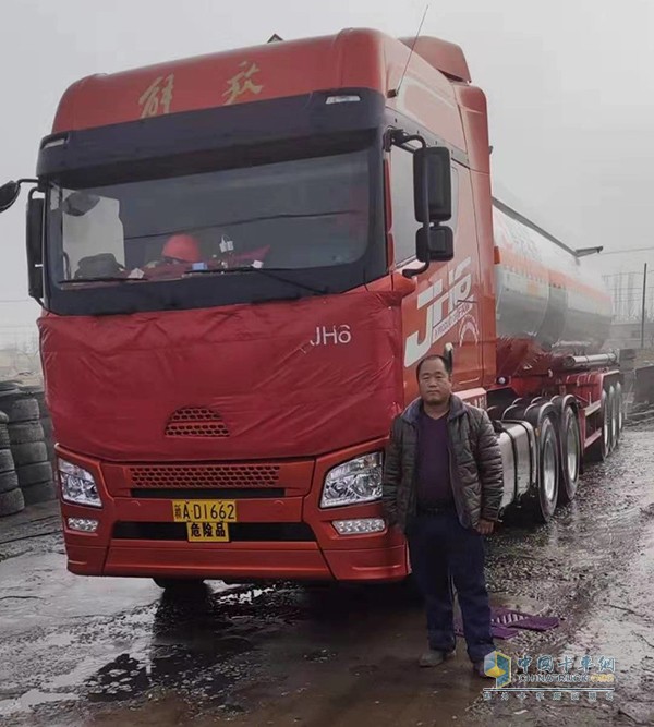搭載了解放動(dòng)力奧威460馬力發(fā)動(dòng)機(jī)的一汽解放青汽JH6卡車