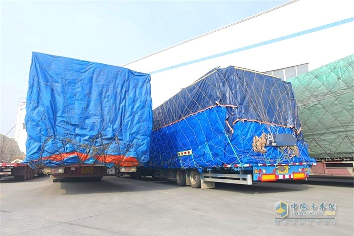 鮮明對比：圖左為常見的17.5m大板，超長超寬， 圖右為合規(guī)的中置軸平板列車