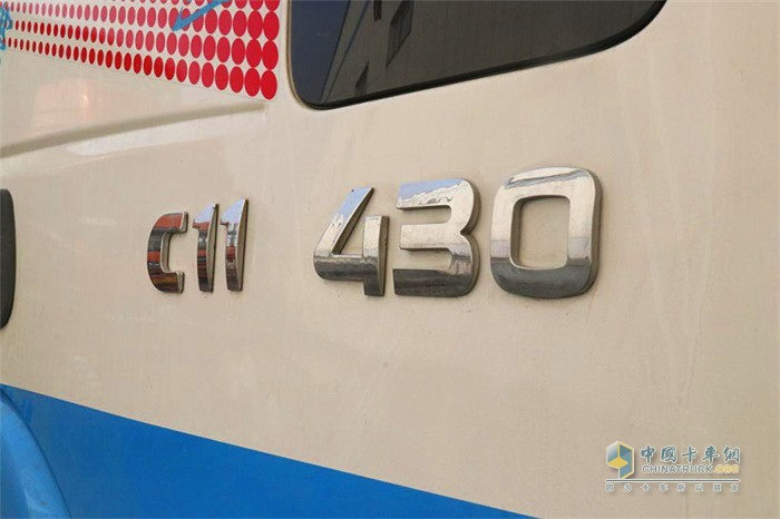 主車采用杰獅C500 6x2R驅動底盤，搭載科索11L發(fā)動機