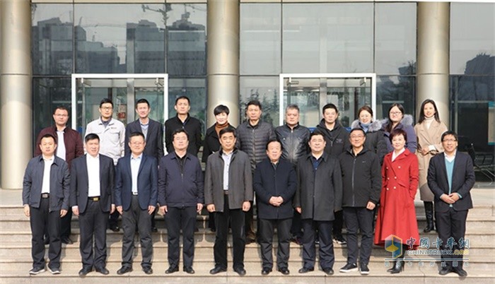 山東百脈泉酒業(yè)股份有限公司副總經(jīng)理牛余林、濟(jì)南企業(yè)家聯(lián)合會副書記、秘書長董光利等一行人到訪