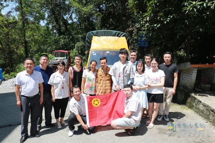 解放動(dòng)力第五期愛心1+1公益活動(dòng)走訪人員與用戶合影