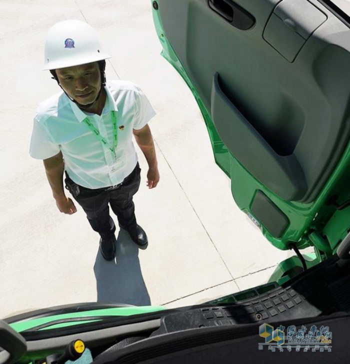 安全盲區(qū)內(nèi)有障礙物會主動提示報(bào)警