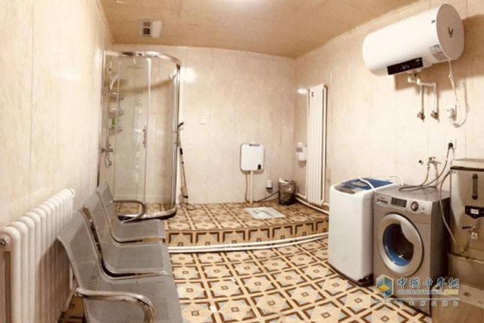 紅巖驛站里的淋浴、洗衣機(jī)等設(shè)備一應(yīng)俱全