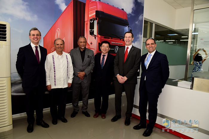 從左至右依次為：Nors集團(tuán)副總裁Francisco、葡萄牙駐安哥拉大使達(dá)Da-Silva、安哥拉商務(wù)部部長Van-Dunem、中國駐安哥拉大使龔韜、東風(fēng)商用車公司副總經(jīng)理司徒、Kinlai總經(jīng)理Henrique