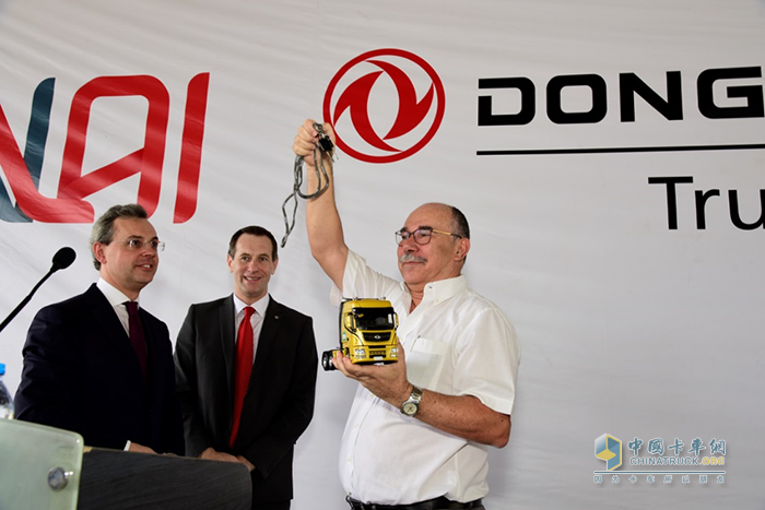 發(fā)布會上，Nors副總裁Francisco和東風(fēng)商用車副總經(jīng)理司徒向現(xiàn)場訂購東風(fēng)卡車的安哥拉客戶交付車鑰匙