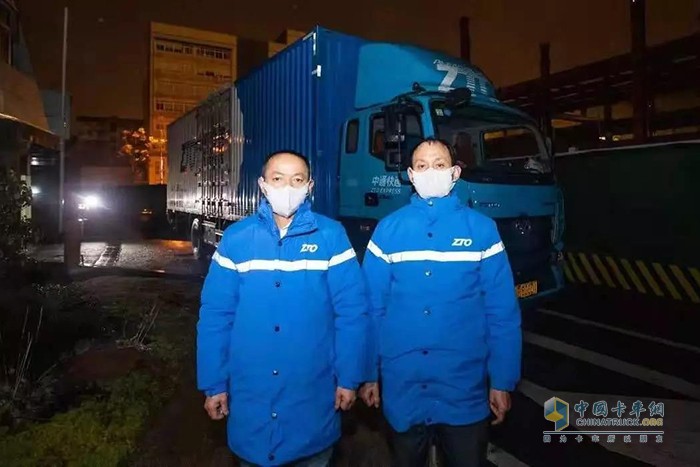 中通快遞的卡友王師傅冒雨連夜疾馳10多個(gè)小時(shí)，10萬支口罩從安徽寧國送達(dá)武漢