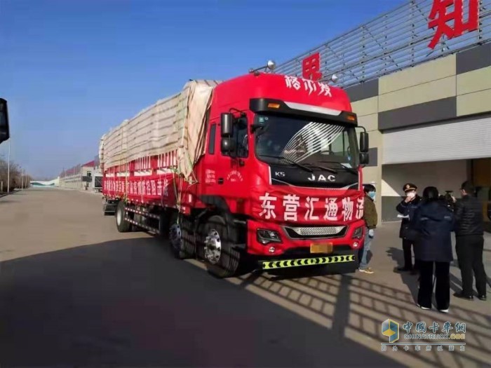 參與防疫物資、生活保障物資運(yùn)輸?shù)慕锤駹柊l(fā)車輛