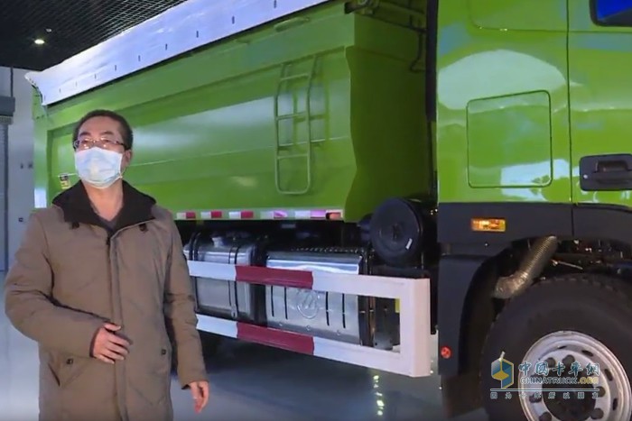 福田戴姆勒汽車(chē)營(yíng)銷(xiāo)公司自卸車(chē)專(zhuān)家講解搭載濰柴動(dòng)力的歐曼GTL渣土車(chē)