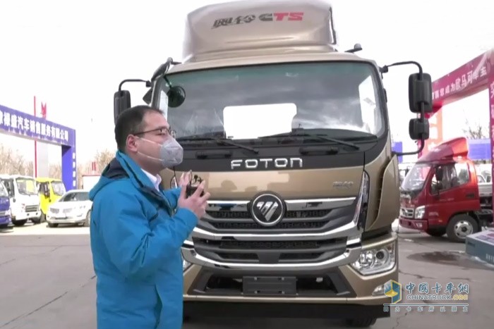 銷售經(jīng)理劉玉龍對搭載福田康明斯ISF4.5L發(fā)動機的奧鈴大黃蜂講解