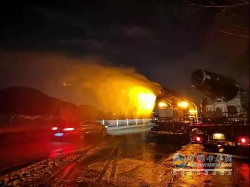 徐工多功能抑塵車夜間作業(yè)