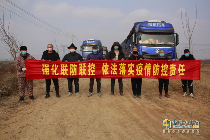 經(jīng)過2天2夜的奔襲，疲憊的張燕老公張偉正在貨箱休息