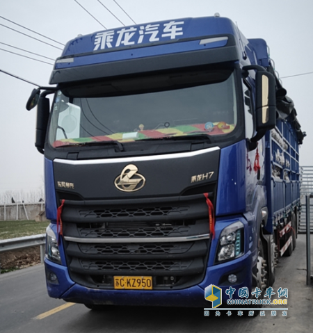 車隊隊員李威威的2019款乘龍H7，被隔離期間就住在此