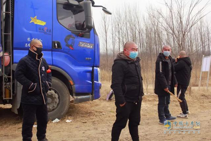 兄弟們都剃了光頭，以表明不到 14 天絕不回村的決心