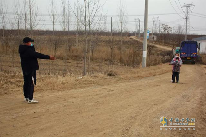 十幾米開外的隔空擁抱，這就是愛的距離