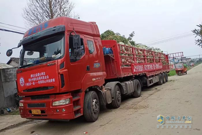 乘龍卡友邱師傅，裝載運送大批蔬菜馳援疫區(qū)