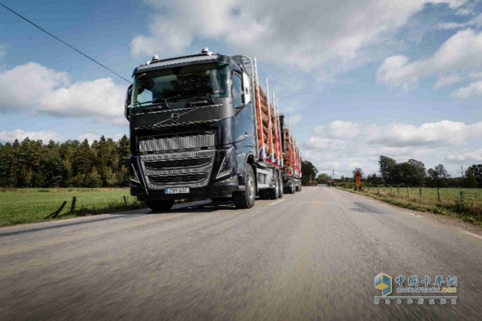 　　新一代沃爾沃FH16系列結(jié)合了全新的安全功能、以駕駛員為中心的工作環(huán)境和最新科技，以幫助客戶提高生產(chǎn)力