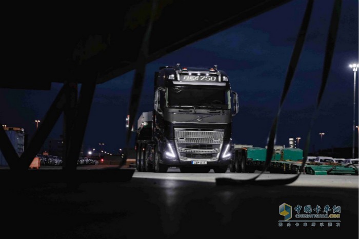 以瀑布為主題的進氣格柵增強了沃爾沃FH16系列的強烈個性和厚重風(fēng)格