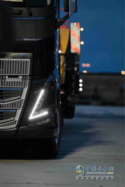 沃爾沃FH16系列的前大燈面板位置略向外移，增強了空氣動力學(xué)性能，更加彰顯出自信的姿態(tài)