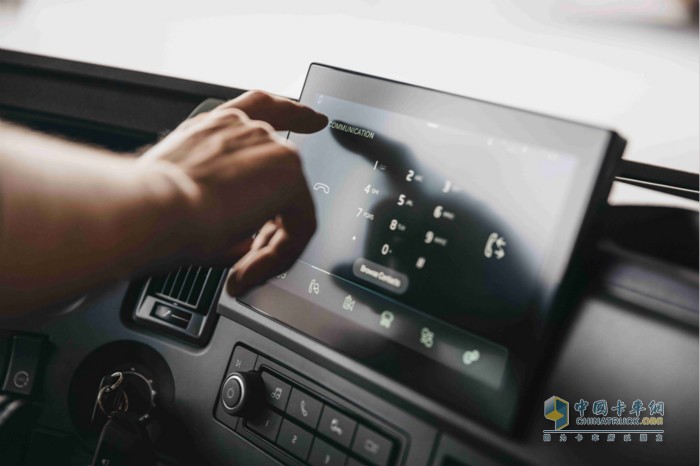 全新沃爾沃FM系列可選裝9英寸側(cè)顯示屏，提供信息娛樂(lè)、導(dǎo)航協(xié)助、運(yùn)輸信息和攝像頭監(jiān)控畫(huà)面