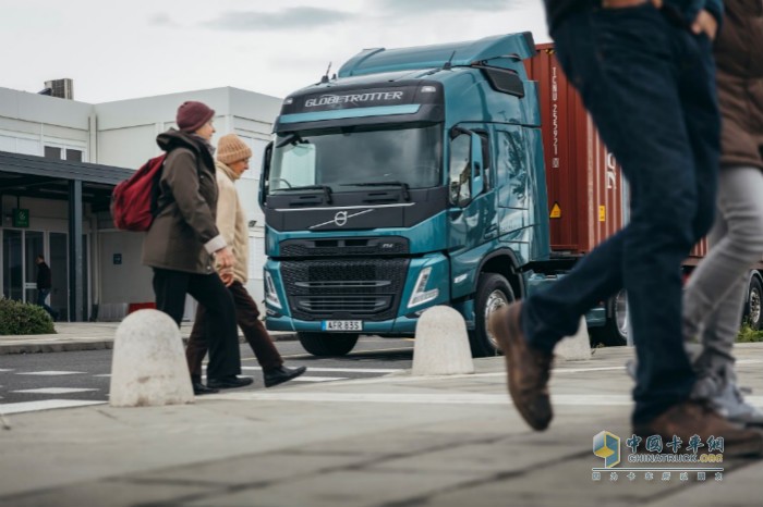 新一代沃爾沃FM系列通過(guò)降低車(chē)門(mén)線，新的后視鏡和乘客側(cè)轉(zhuǎn)角攝像頭，為駕駛員提供絕佳的視野