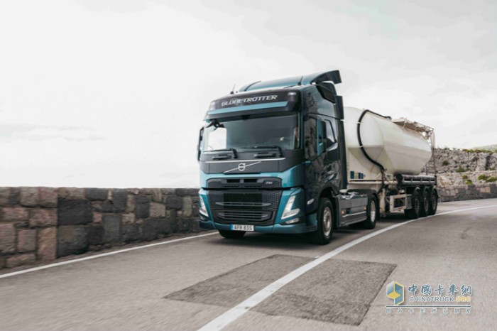 　　全新沃爾沃FM系列提供多種動(dòng)力傳動(dòng)系統(tǒng)和底盤(pán)配置，并針對(duì)各種應(yīng)用量身定制，以提供更高的生產(chǎn)力并節(jié)省燃油