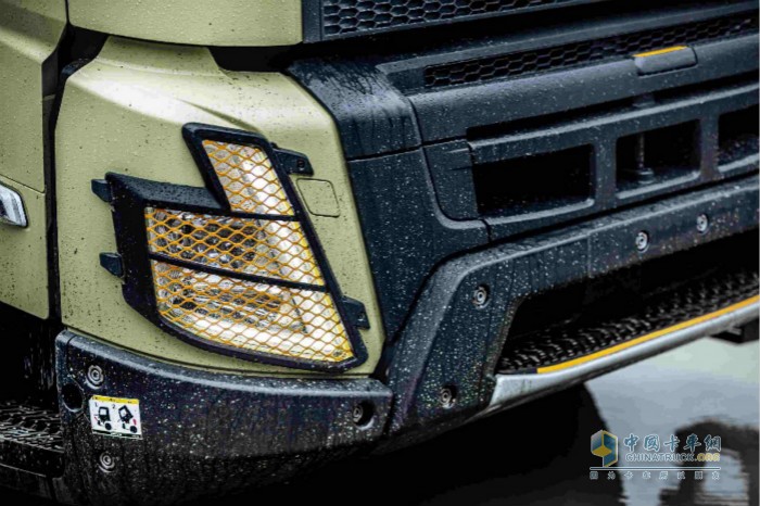 駕駛室的創(chuàng)新之處包括使用易于更換且由堅(jiān)固部件構(gòu)成的前臉、前大燈護(hù)罩和新V形LED前大燈