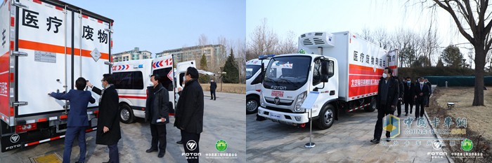 與會(huì)領(lǐng)導(dǎo)參觀奧鈴醫(yī)療廢物轉(zhuǎn)運(yùn)車(chē)