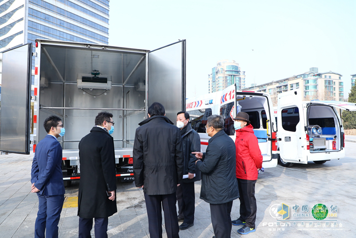 與會(huì)領(lǐng)導(dǎo)參觀奧鈴醫(yī)療廢物轉(zhuǎn)運(yùn)車(chē)