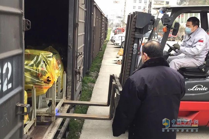 公鐵聯(lián)運(yùn)保交付。3月3日，在物流公司各部門科室的齊心配合下，消毒、卸貨、裝運(yùn)、運(yùn)輸、交付等環(huán)節(jié)有條不紊地進(jìn)行，僅用了半天時間，就順利將152臺發(fā)動機(jī)交付至西坪倉儲中心，保障了東風(fēng)商用車防疫車輛的正常生產(chǎn)。