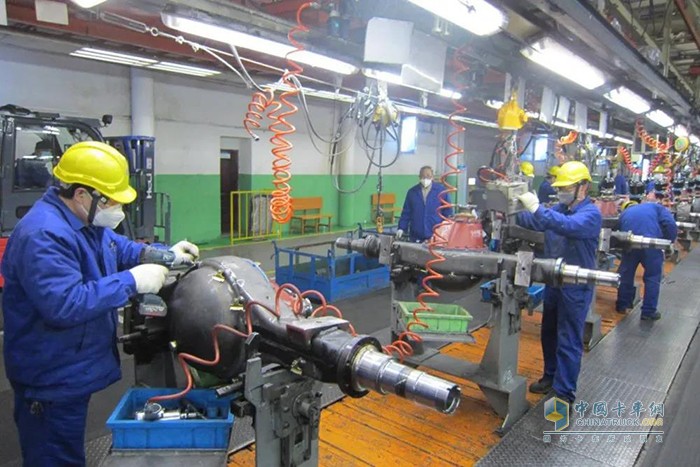 2月28日14點，東風(fēng)德納車橋十堰工廠啟動防疫車輛及相關(guān)物資生產(chǎn)。3月1日20點，襄陽工廠橋殼車間生產(chǎn)線的啟動。至此，東風(fēng)德納車橋下屬兩個工廠防疫車輛及相關(guān)物資的生產(chǎn)啟動。