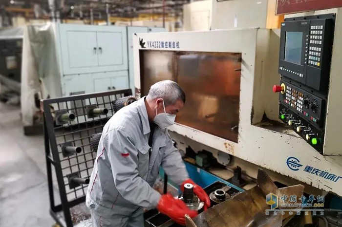 2月25日，防疫車輛及相關(guān)物資生產(chǎn)工作啟動。動力總成事業(yè)部主要生產(chǎn)單元和相關(guān)職能部門人員全部按要求準(zhǔn)時到崗，生產(chǎn)現(xiàn)場有條不紊，員工們工作勁頭十足。