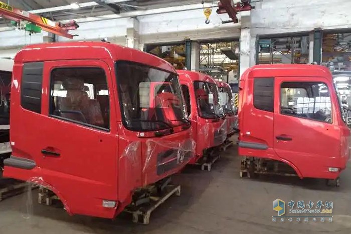 2月25日，車身廠投入防疫車生產(chǎn)準(zhǔn)備工作，前期主要生產(chǎn)沖壓、焊接自制零件，清空涂裝、內(nèi)飾壓線車輛。3月3日13時，東風(fēng)商用車首臺防疫車輛駕駛室在內(nèi)飾一車間下線。當(dāng)天下午共完成4臺防疫車駕駛室生產(chǎn)任務(wù)。3月4日，車身廠防疫車駕駛室計劃產(chǎn)量達(dá)到100臺。