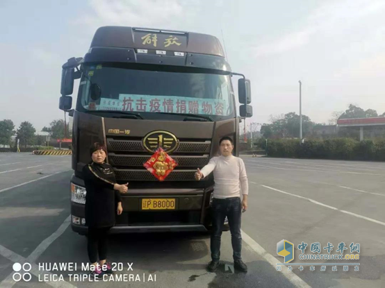 穆秋、丈夫李東新與自家搭載解放動力奧威CA6DM3發(fā)動機的解放J6P合影