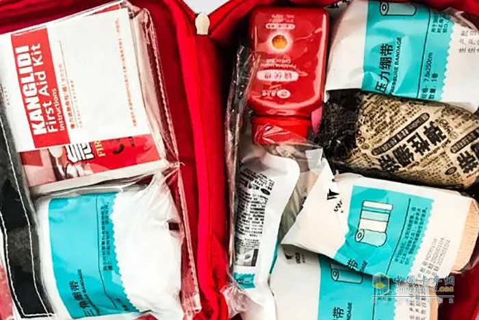 解放J7“急救包”中的壓力繃帶、止血帶等急救物品