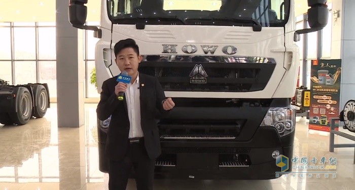 中國(guó)重汽集團(tuán)銷售部載貨車(chē)產(chǎn)品專家張德強(qiáng)講解豪沃TX產(chǎn)品