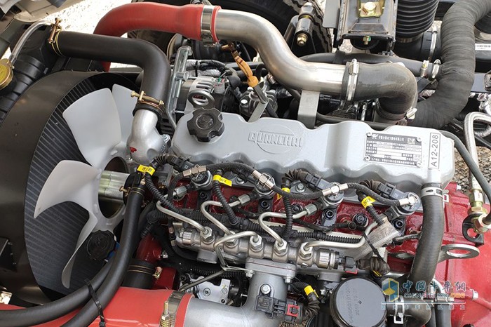 裝配全柴4A2-68C50發(fā)動(dòng)機(jī)