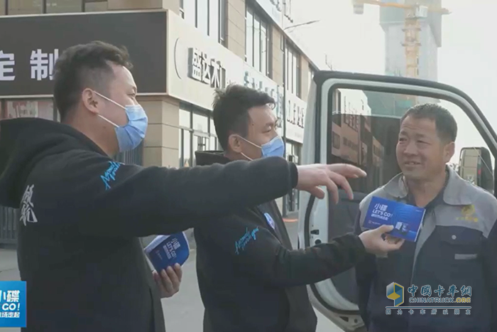 第四場(chǎng)直播中,到街頭采訪飛碟締途用戶