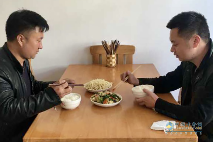 進(jìn)行免費(fèi)檢修并邀請(qǐng)卡友享用免費(fèi)午餐