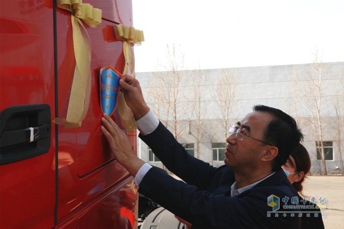 首批10臺發(fā)往用戶的車輛粘貼上了“終身可托付”標(biāo)識