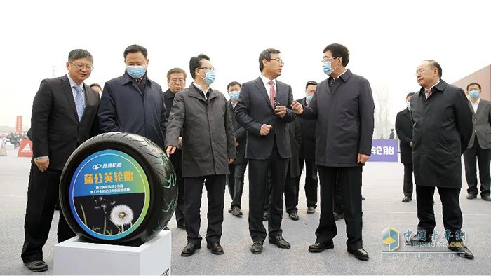 玲瓏輪胎董事長(zhǎng)王鋒為省委書(shū)記巴音朝魯、省長(zhǎng)景俊海等領(lǐng)導(dǎo)介紹產(chǎn)品