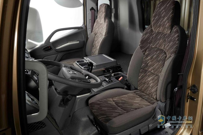 奧鈴大黃蜂Home版駕駛室內(nèi)高1.98m，更大駕乘空間