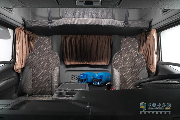 奧鈴大黃蜂HOME版標(biāo)配駕駛室四點(diǎn)懸浮+氣囊座椅+高頂雙臥，舒適性極大升級(jí)