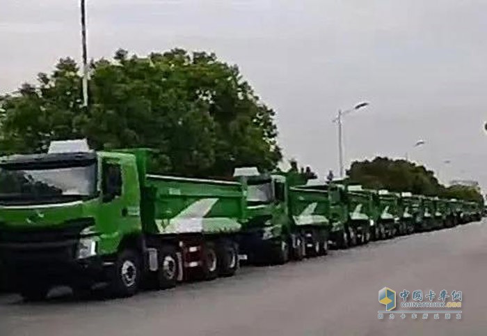 河南南陽(yáng)乘龍工程車批量交車