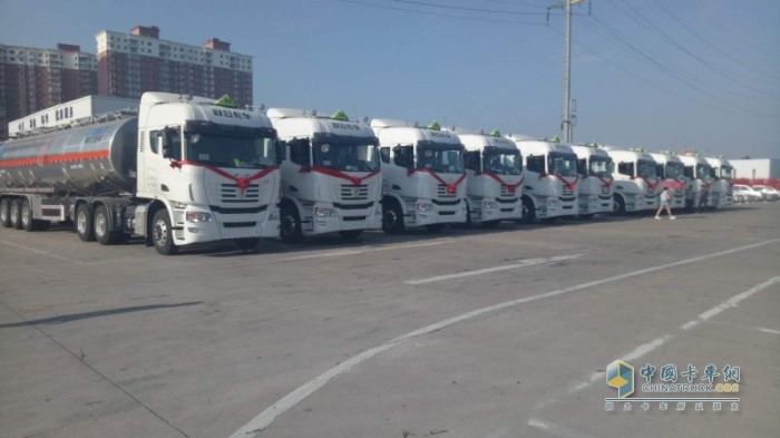 河南石化運輸有限公司的聯(lián)合卡車?；愤\輸車